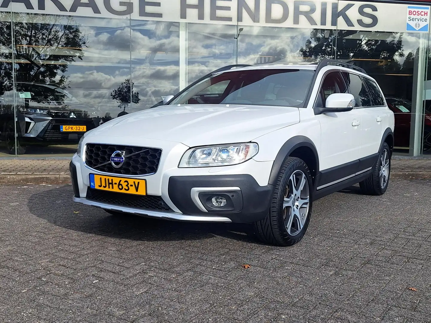 Volvo XC70 2.0 D4 FWD Summum 8 Automaat EURO 6 | Schuifdak | Wit - 2