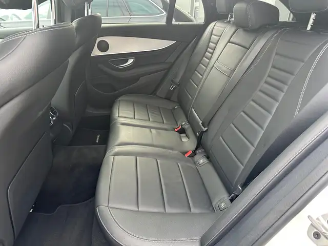 Mercedes-Benz 220 view 12