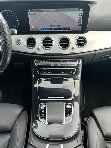 Mercedes-Benz 220 view 14