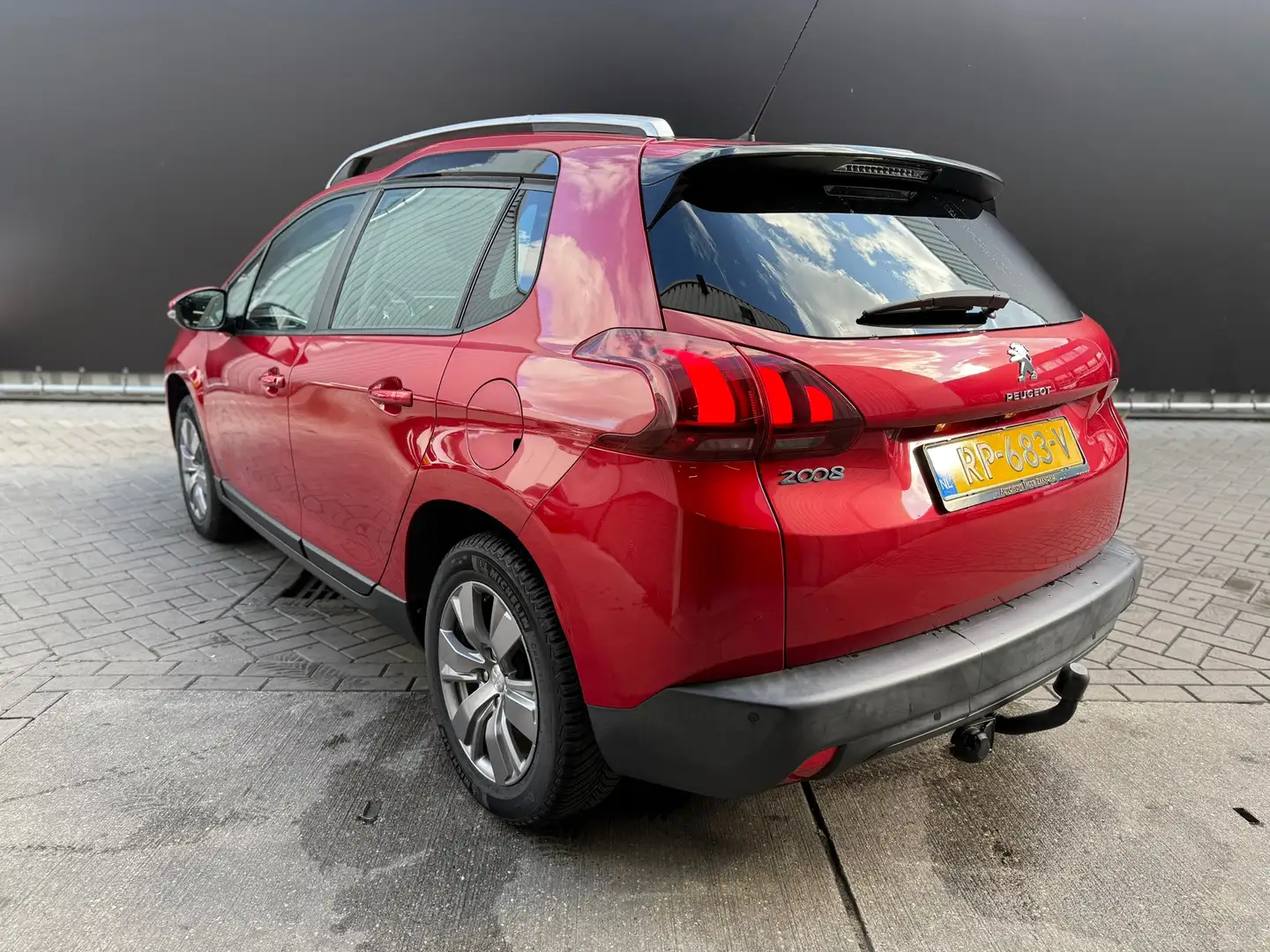 Peugeot 2008 1.2 PureTech Blue Lion|Pano|NL Auto| Rot - 2