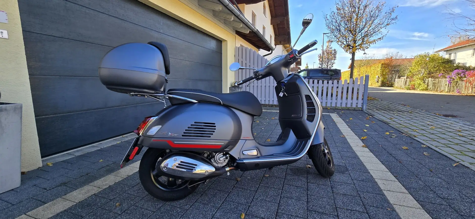 Vespa GTS Super Sport 300 Mit Koffer Szürke - 1