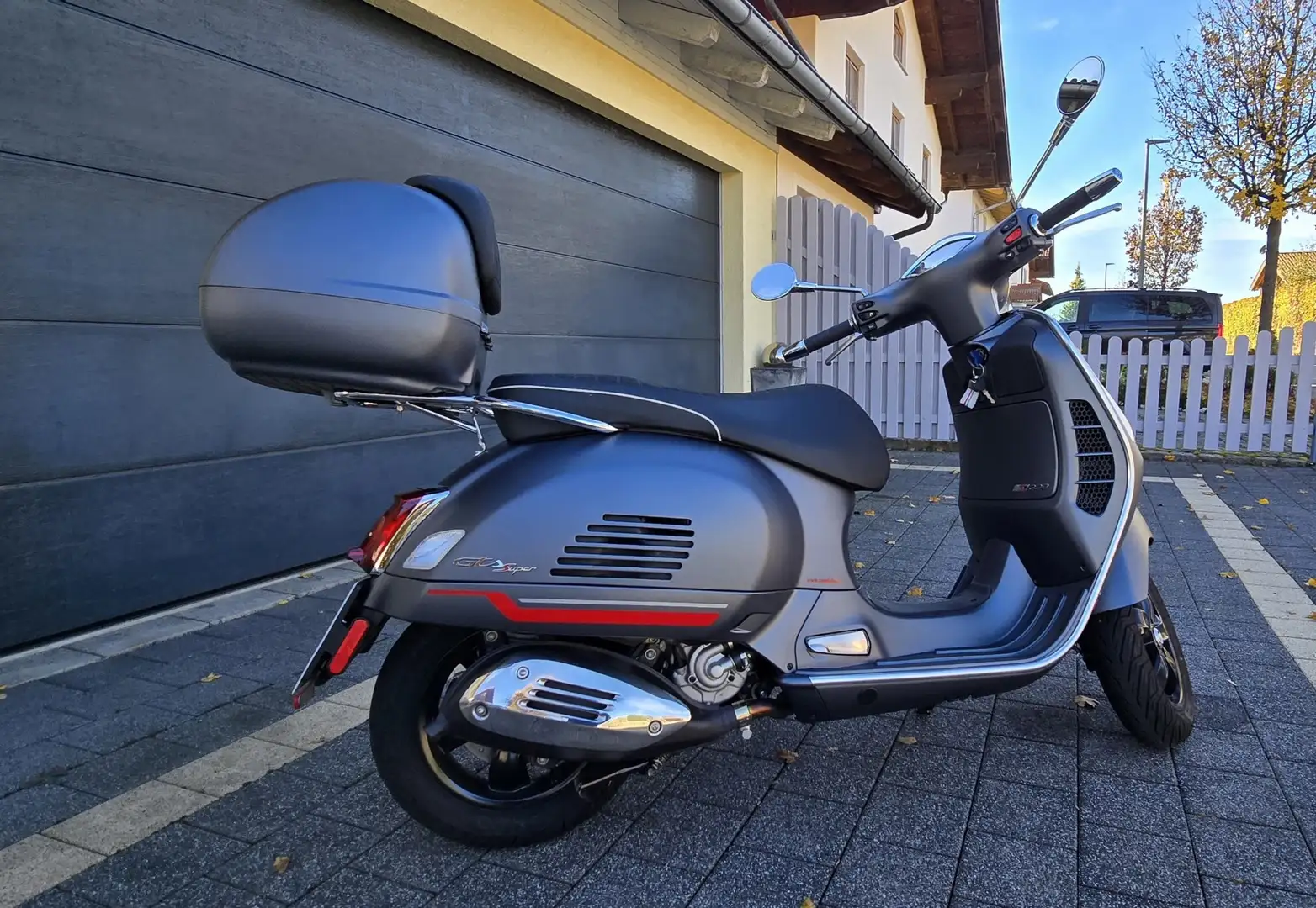 Vespa GTS Super Sport 300 Mit Koffer Szürke - 2