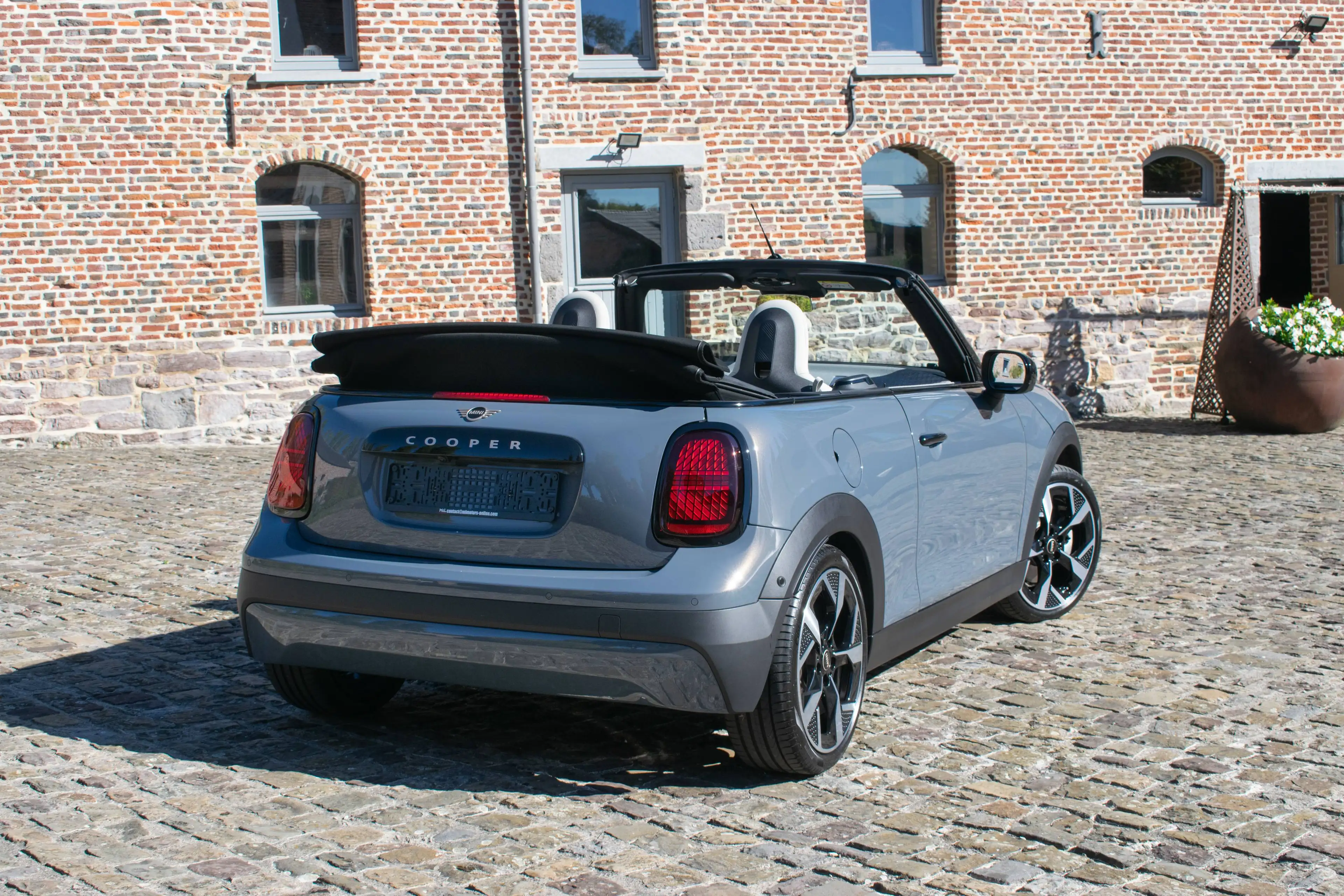 MINI Cooper C Cabrio Trim Favoured, Pack M, Jantes 18", Sièges JCW, Garantie 24 mois — photo 9