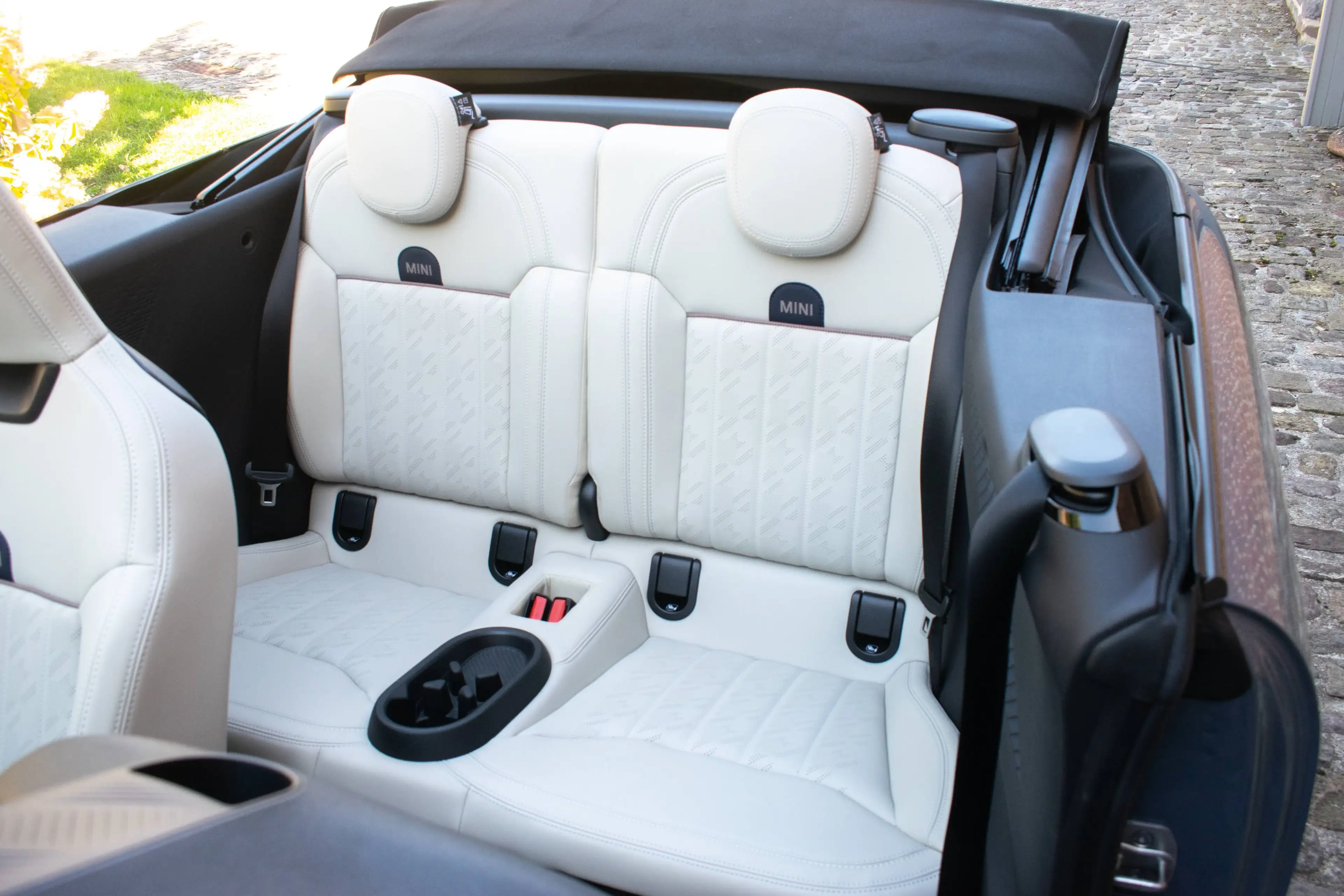 MINI Cooper C Cabrio Trim Favoured, Pack M, Jantes 18", Sièges JCW, Garantie 24 mois — photo 14