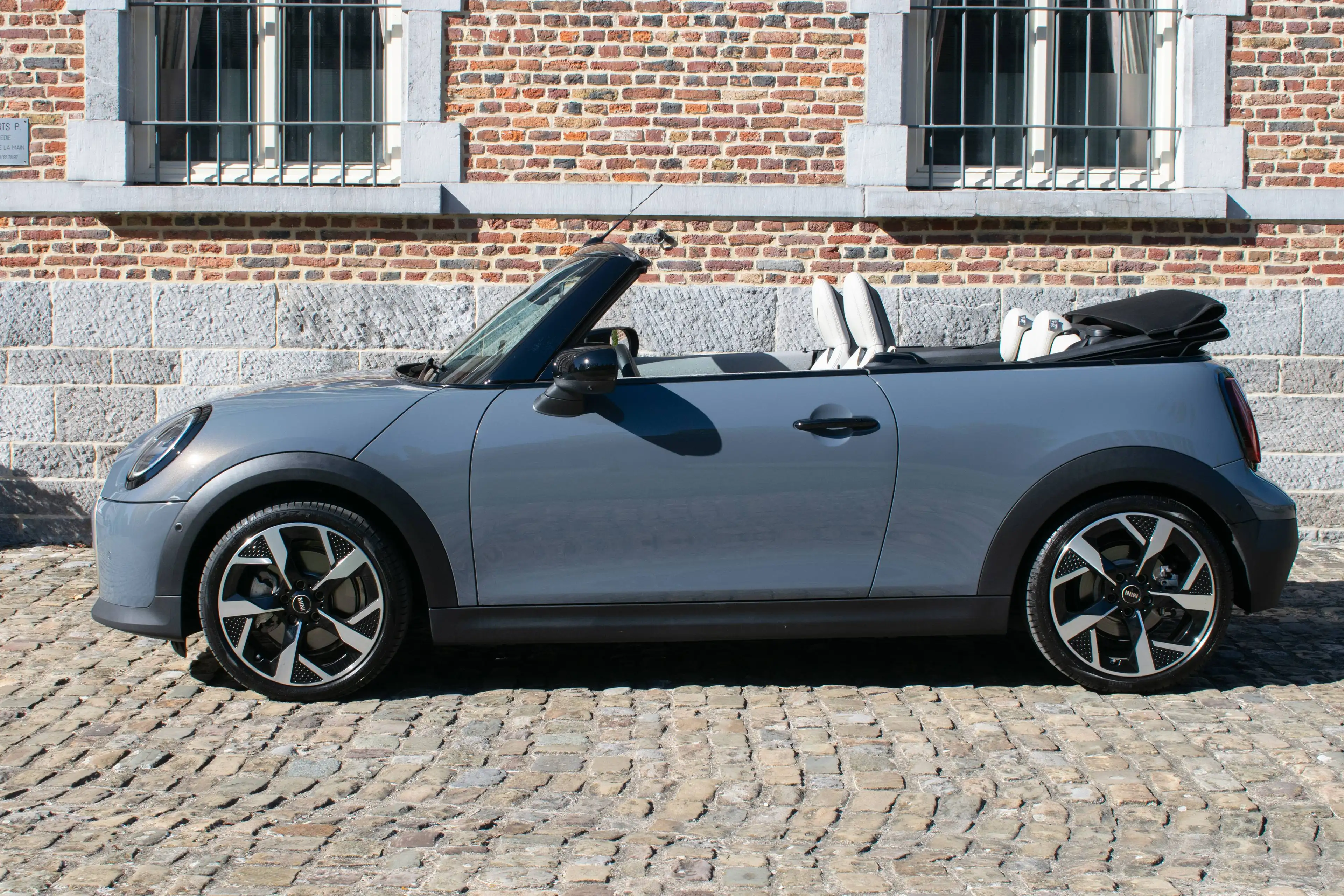 MINI Cooper C Cabrio Trim Favoured, Pack M, Jantes 18", Sièges JCW, Garantie 24 mois — photo 8