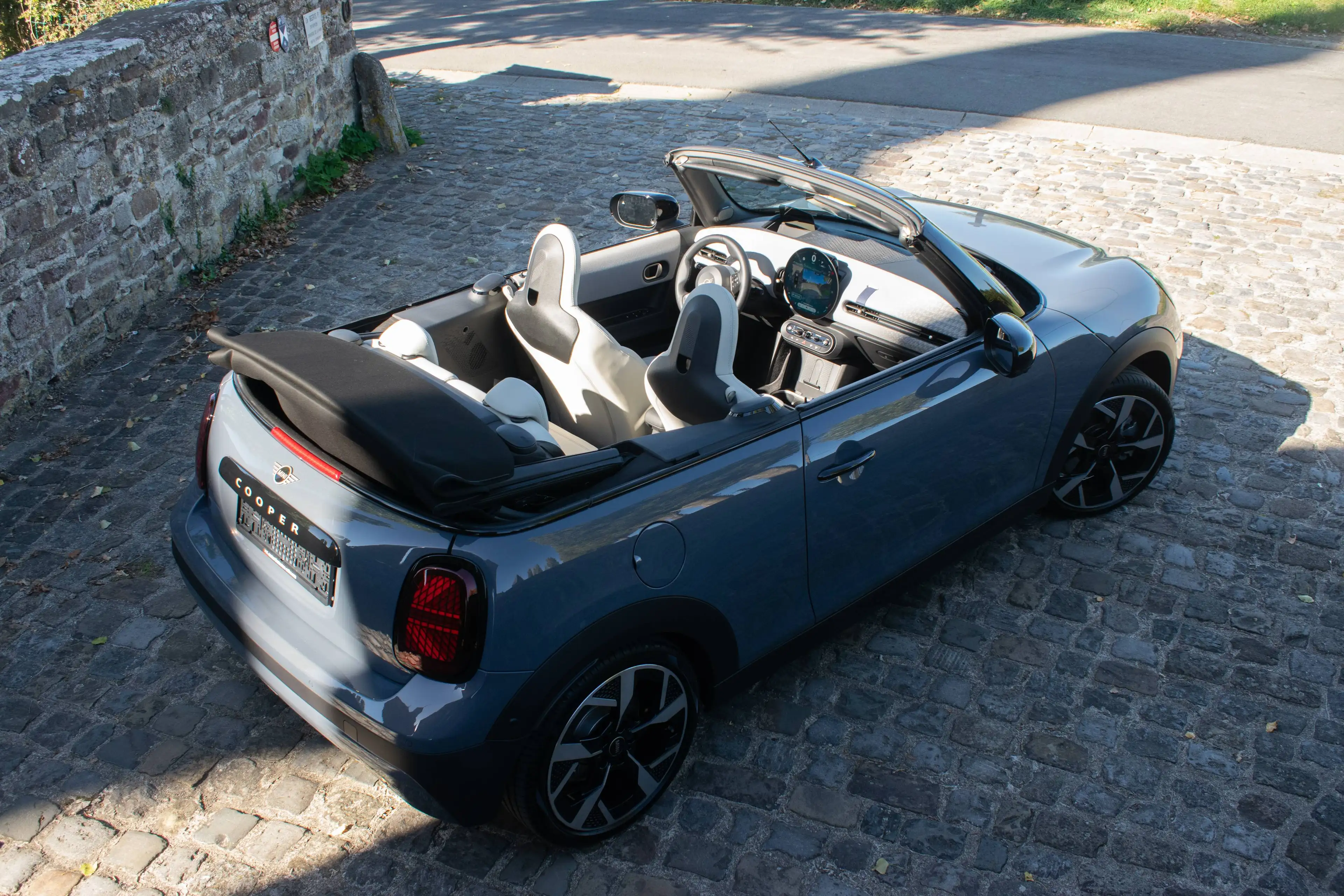 MINI Cooper C Cabrio Trim Favoured, Pack M, Jantes 18", Sièges JCW, Garantie 24 mois — photo 10