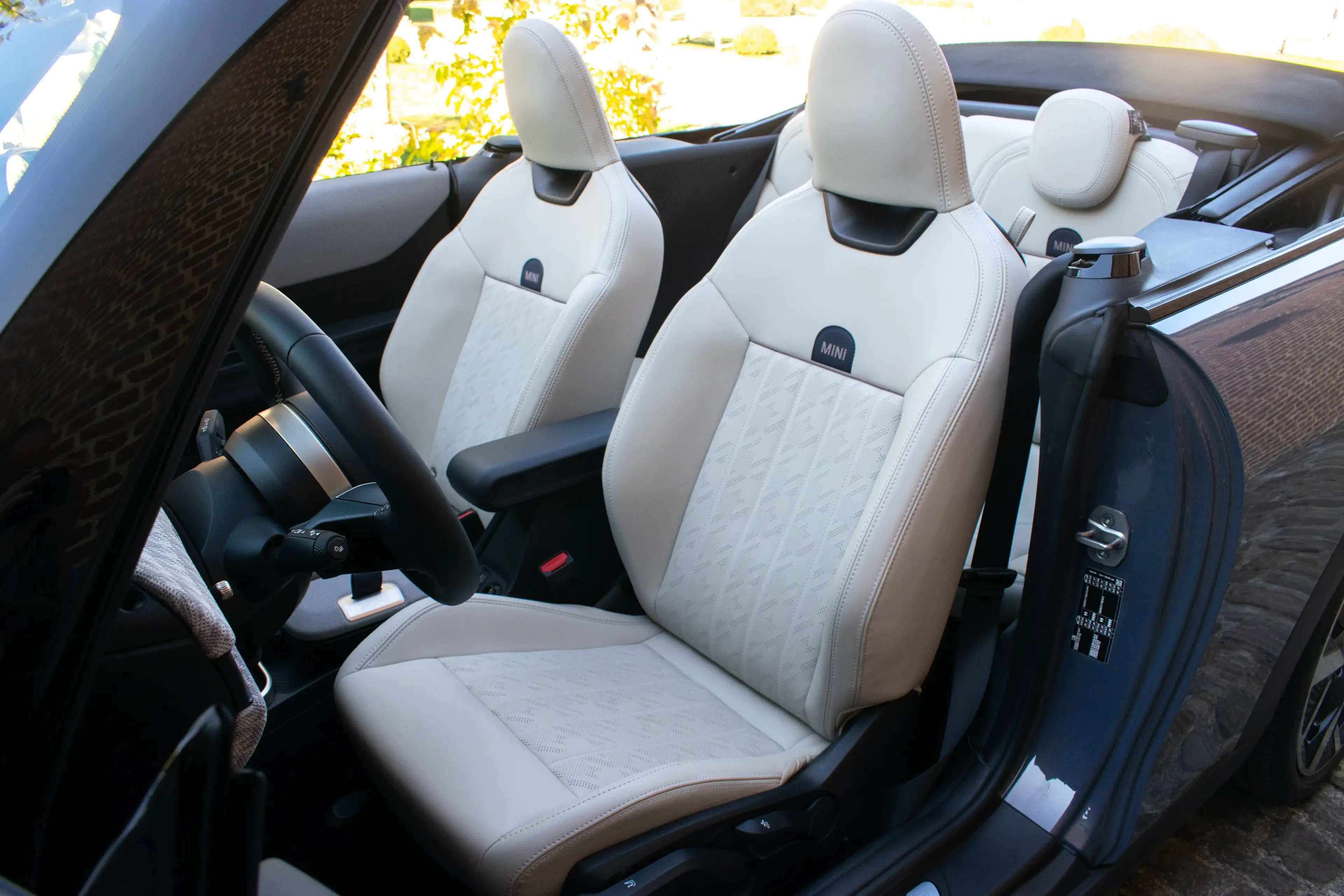 MINI Cooper C Cabrio Trim Favoured, Pack M, Jantes 18", Sièges JCW, Garantie 24 mois — photo 12