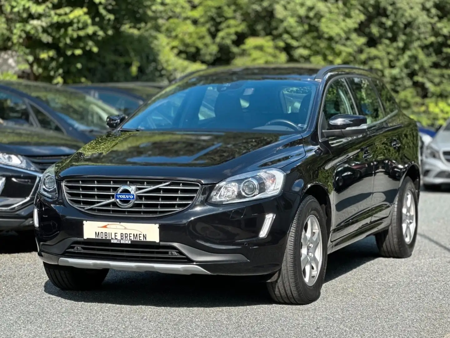 Volvo XC60 D3 Momentum 2WD AHK*NAVI*BI-XENON*PDC Schwarz - 1