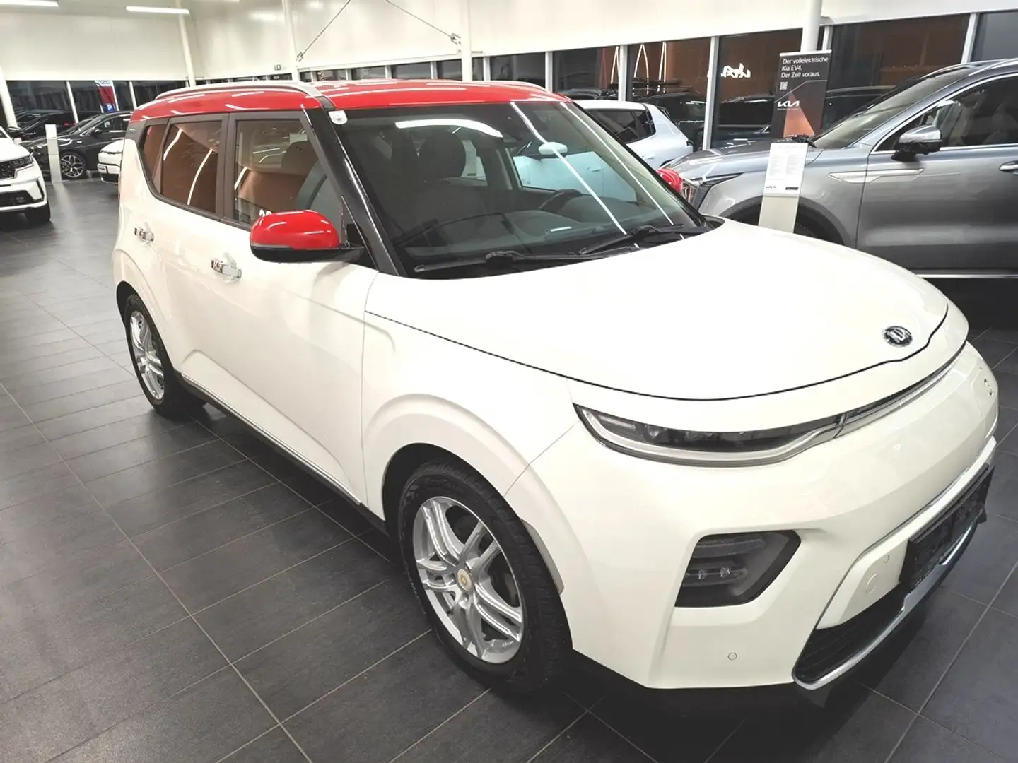Kia Soul EV 64kWh Long Gold White - 2