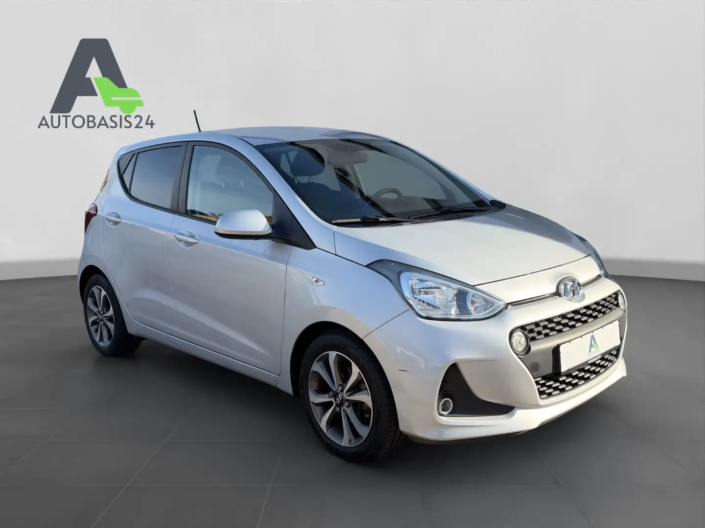 Hyundai i10 1.2 YES! Plus *NAVI*ALU*PDC*SHZ*1.Hand*DAB* Argent - 1