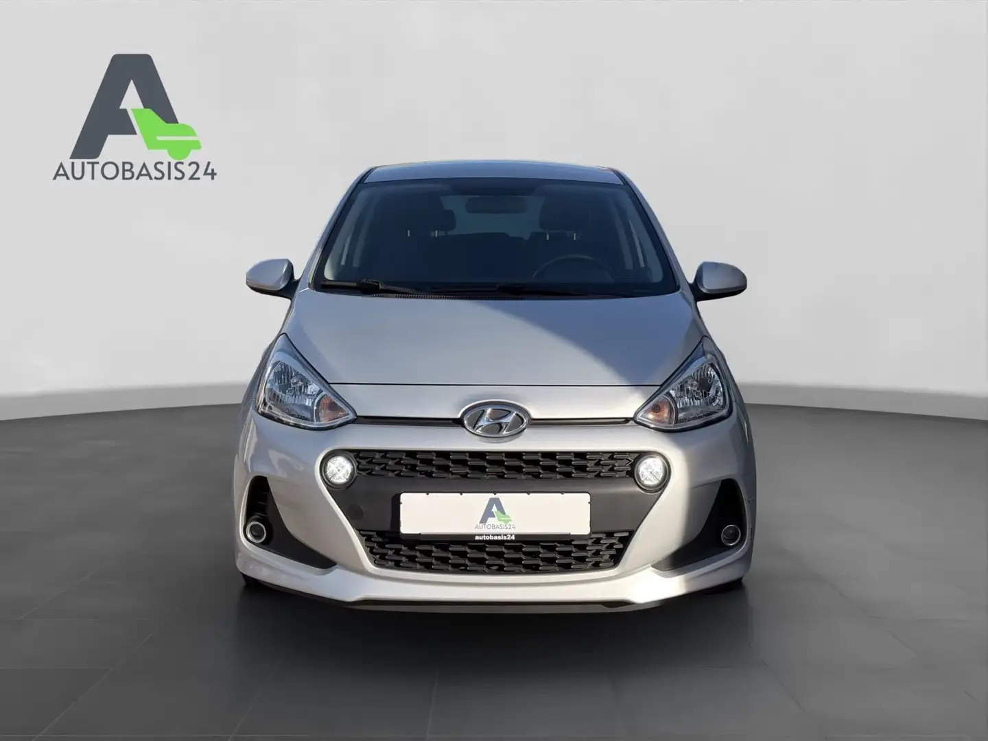 Hyundai i10 1.2 YES! Plus *NAVI*ALU*PDC*SHZ*1.Hand*DAB* Argent - 2