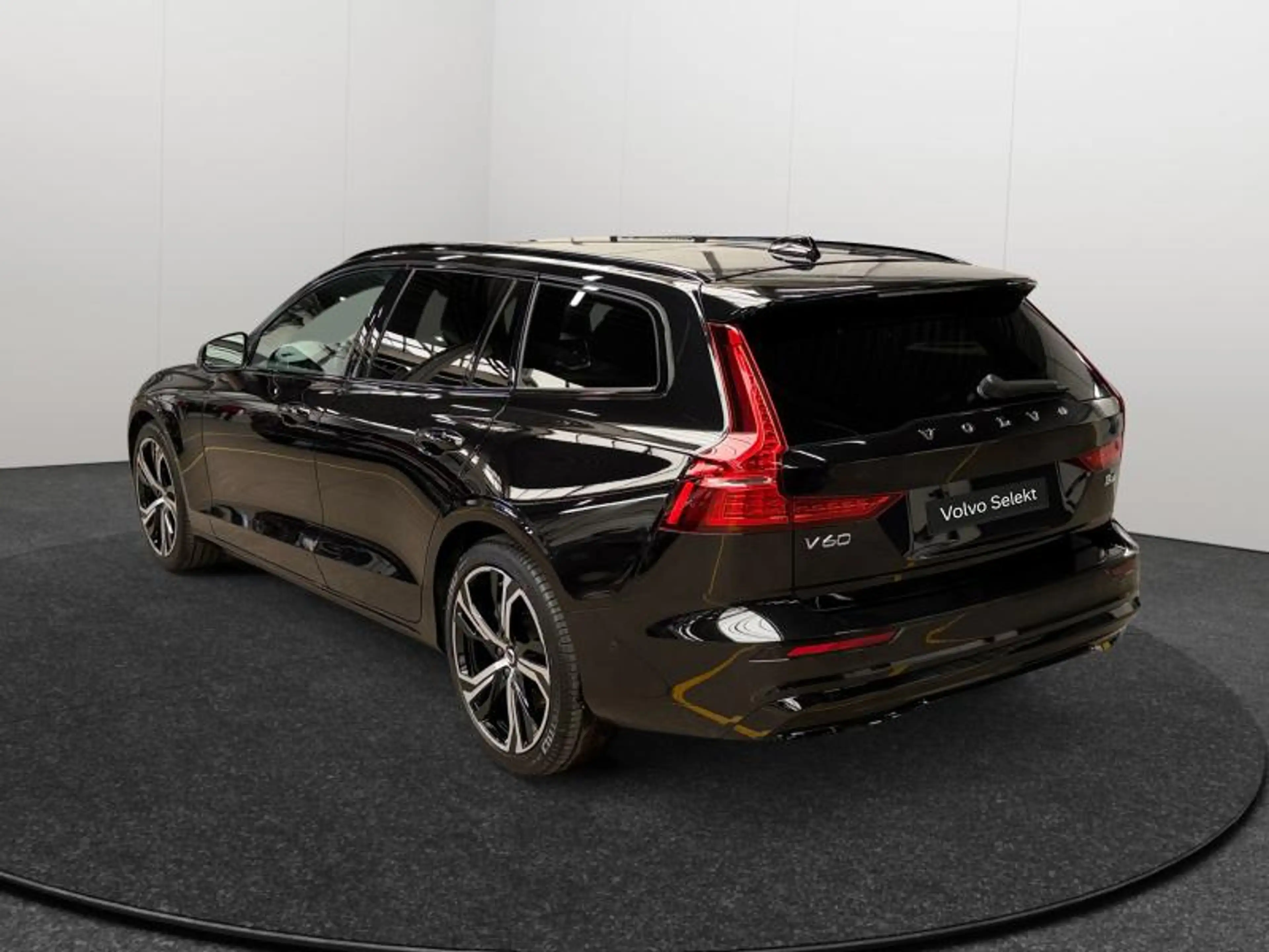 Volvo V60 B4 Ultra Dark / Essence — photo 5