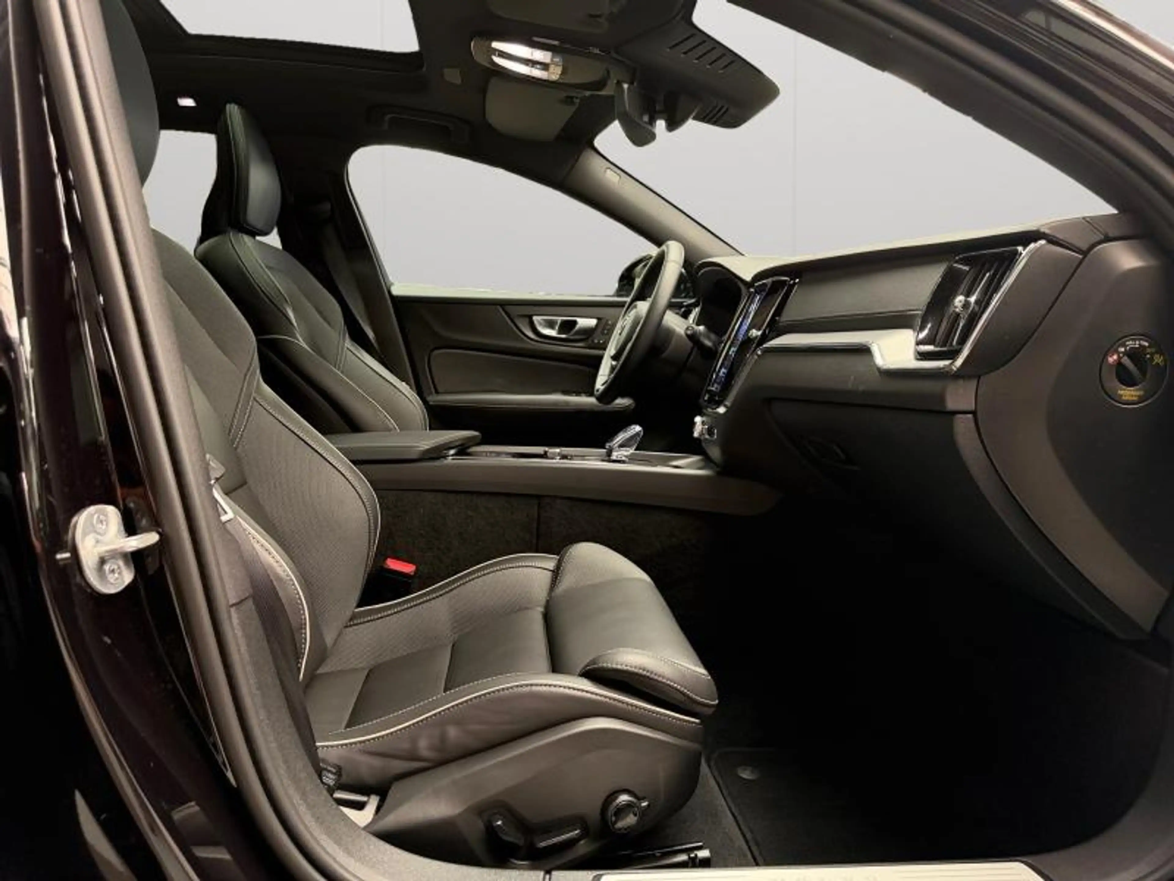 Volvo V60 B4 Ultra Dark / Essence — photo 15