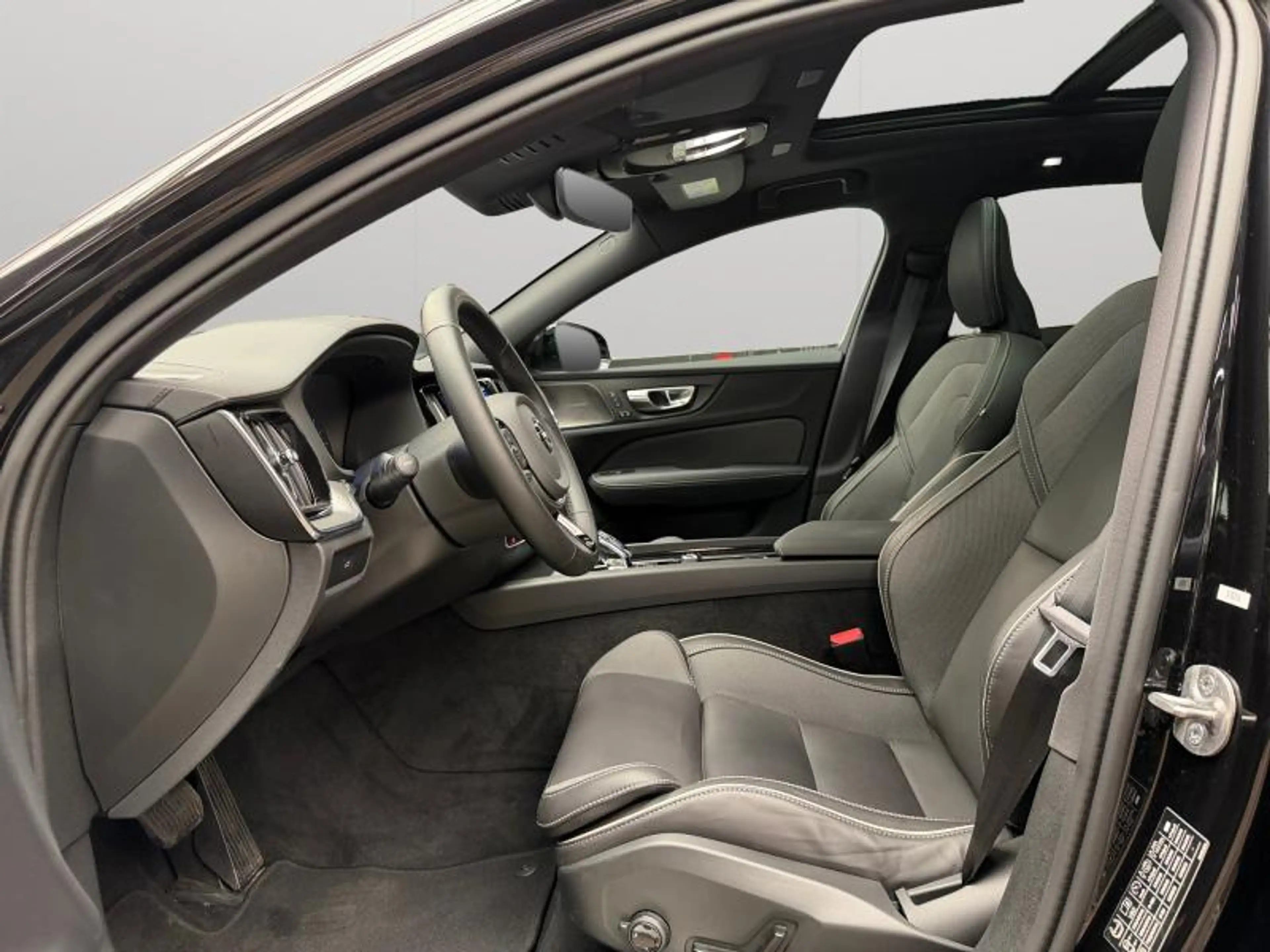 Volvo V60 B4 Ultra Dark / Essence — photo 10