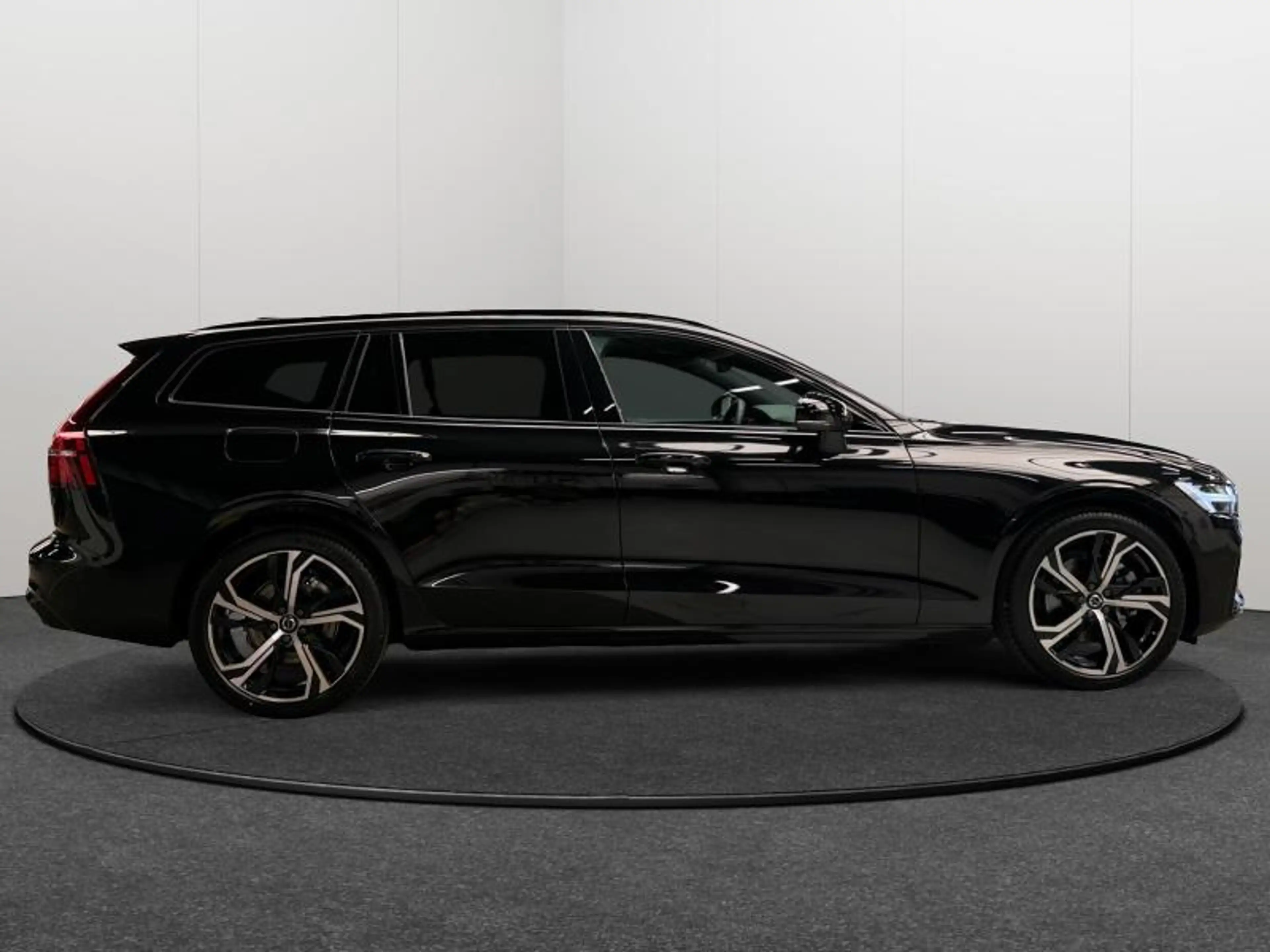 Volvo V60 B4 Ultra Dark / Essence — photo 7