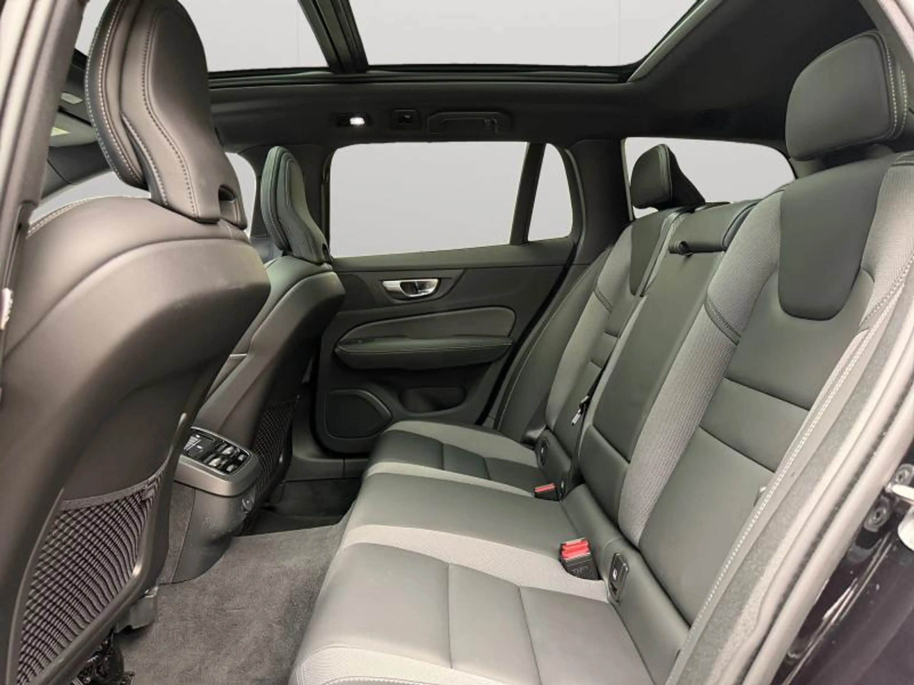 Volvo V60 B4 Ultra Dark / Essence — photo 13