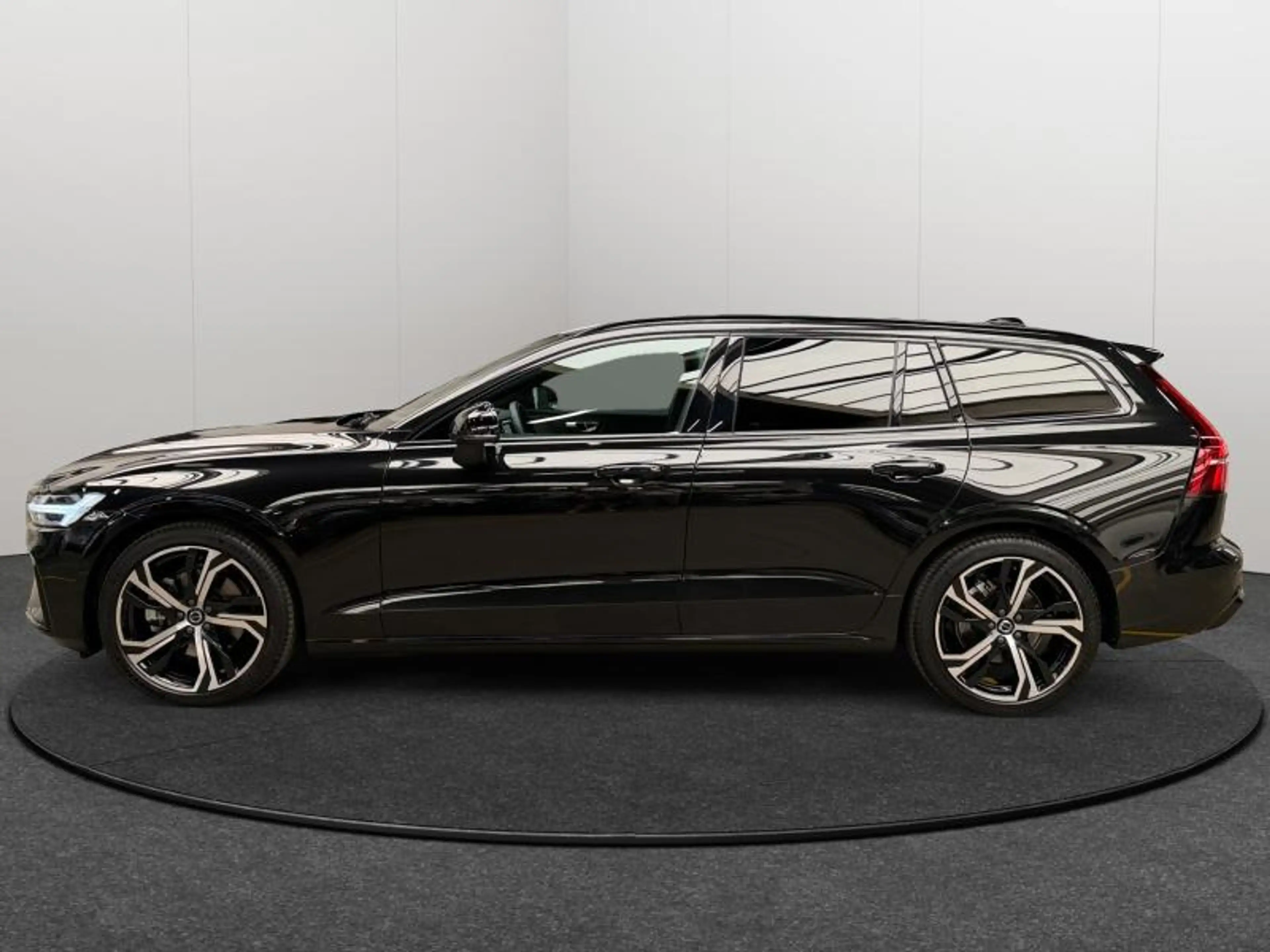 Volvo V60 B4 Ultra Dark / Essence — photo 4