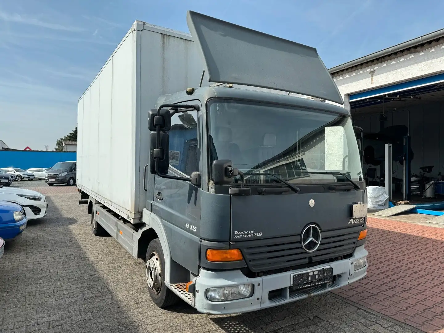 Mercedes-Benz Atego 815 Koffer mit Ladebordwand Grau - 2