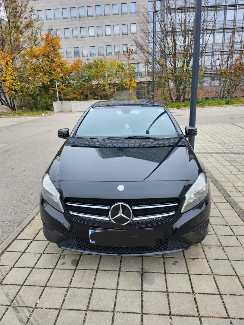 Mercedes-Benz 180 Schwarz - 2