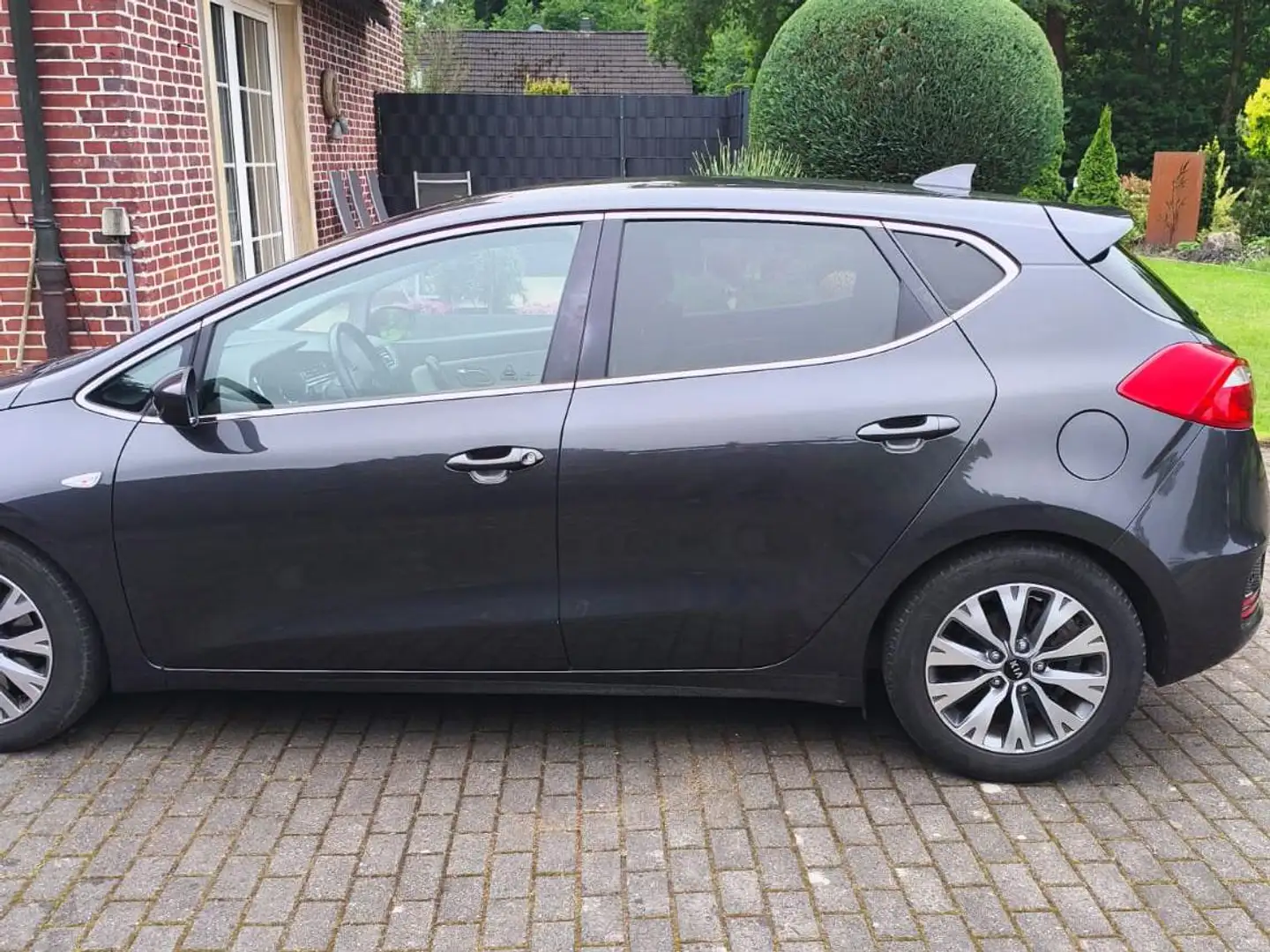 Kia Ceed / cee'd Ceed 1.4 CVVT Dream-Team Edition Grau - 2
