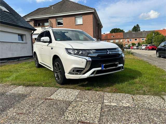 Imagine Mitsubishi Outlander 2.4 4WD Plug-In Hybrid Top