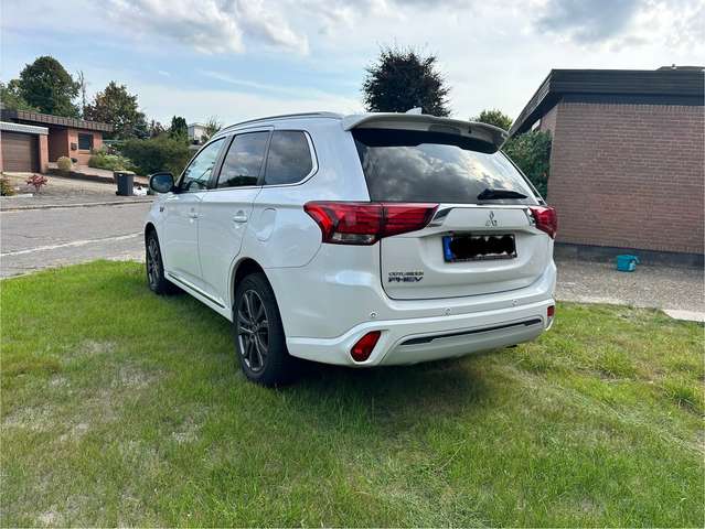 Mitsubishi Outlander 2.4 4WD Plug-In Hybrid Top
