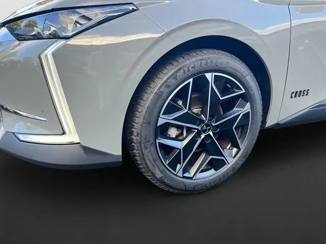 DS Automobiles DS 4 view 10