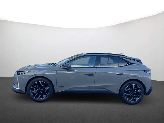 DS Automobiles DS 4 view 5