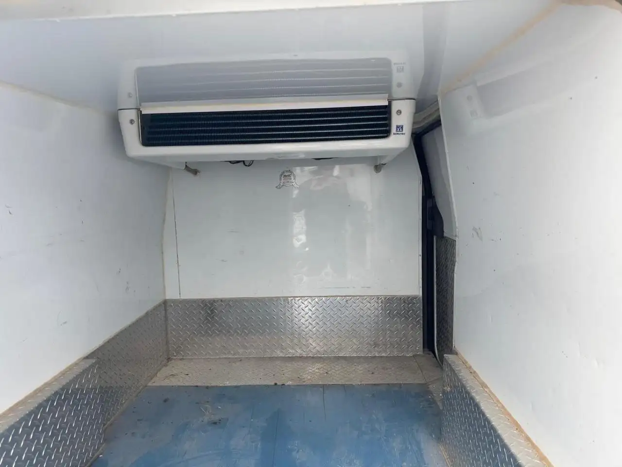 Nissan NV200 снимка Nissan NV200