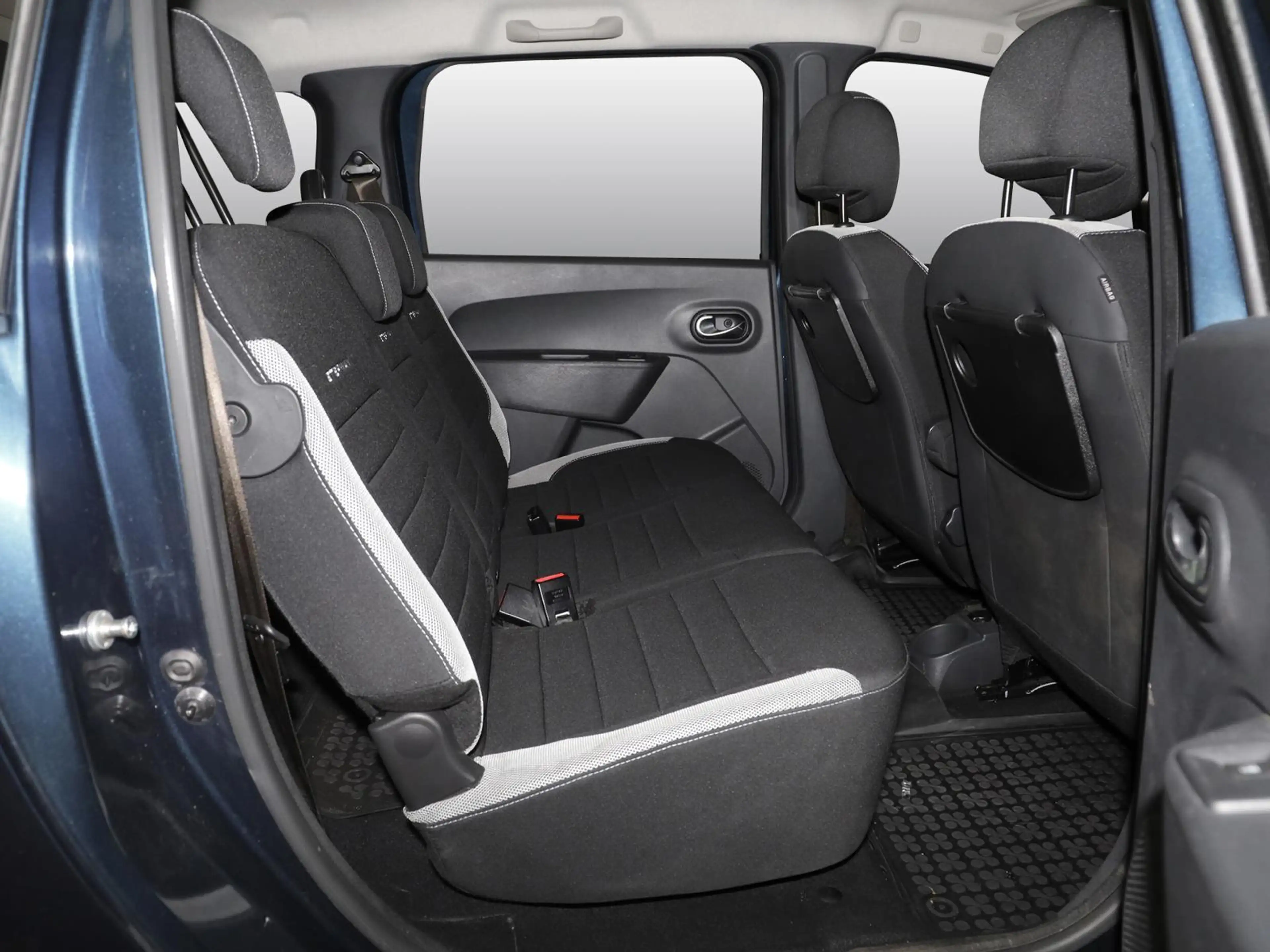 Dacia Lodgy Stepway TCe 130 7-Sitzer NAVI SHZ RFK PDC — photo 4