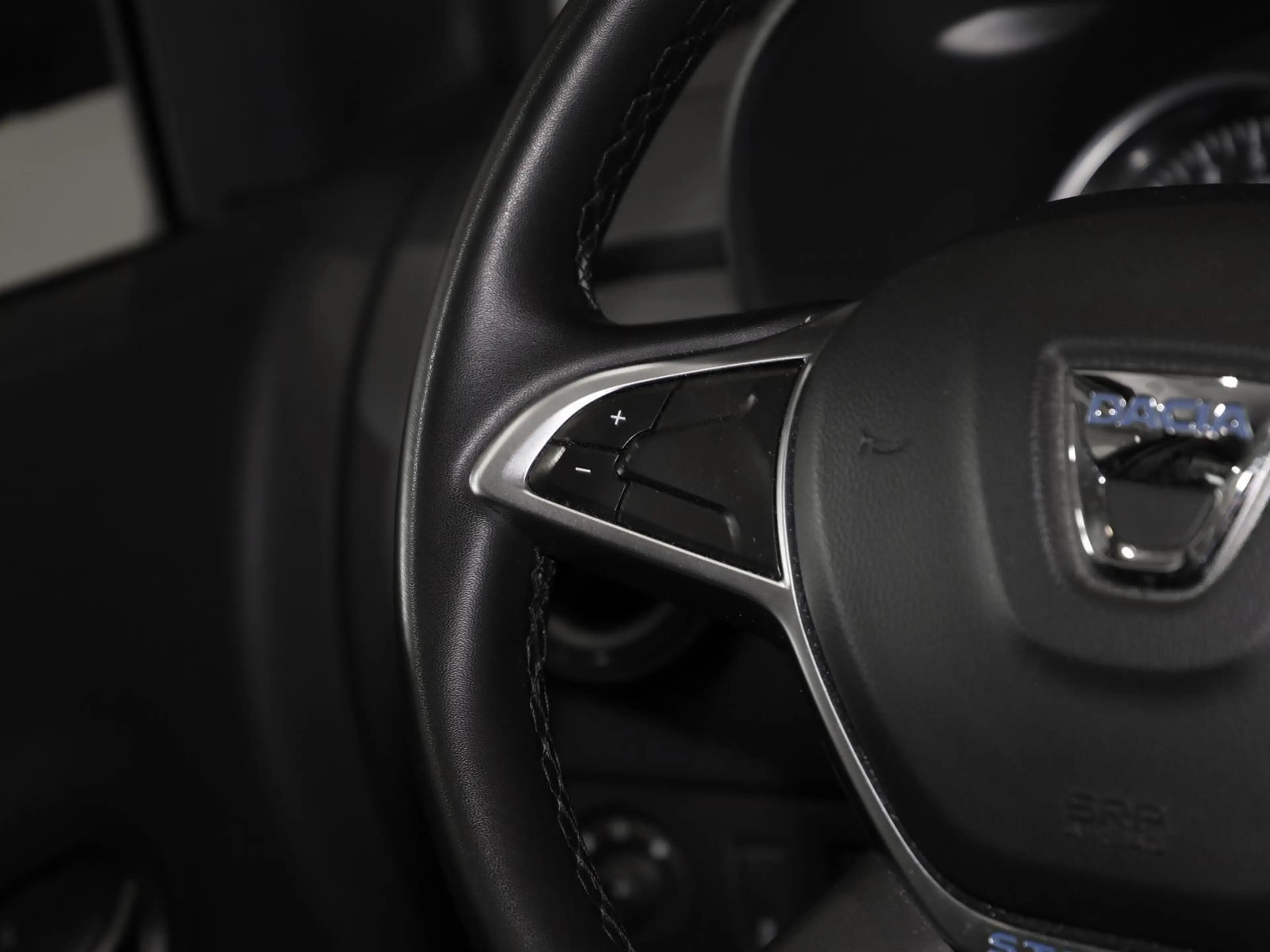 Dacia Lodgy Stepway TCe 130 7-Sitzer NAVI SHZ RFK PDC — photo 7
