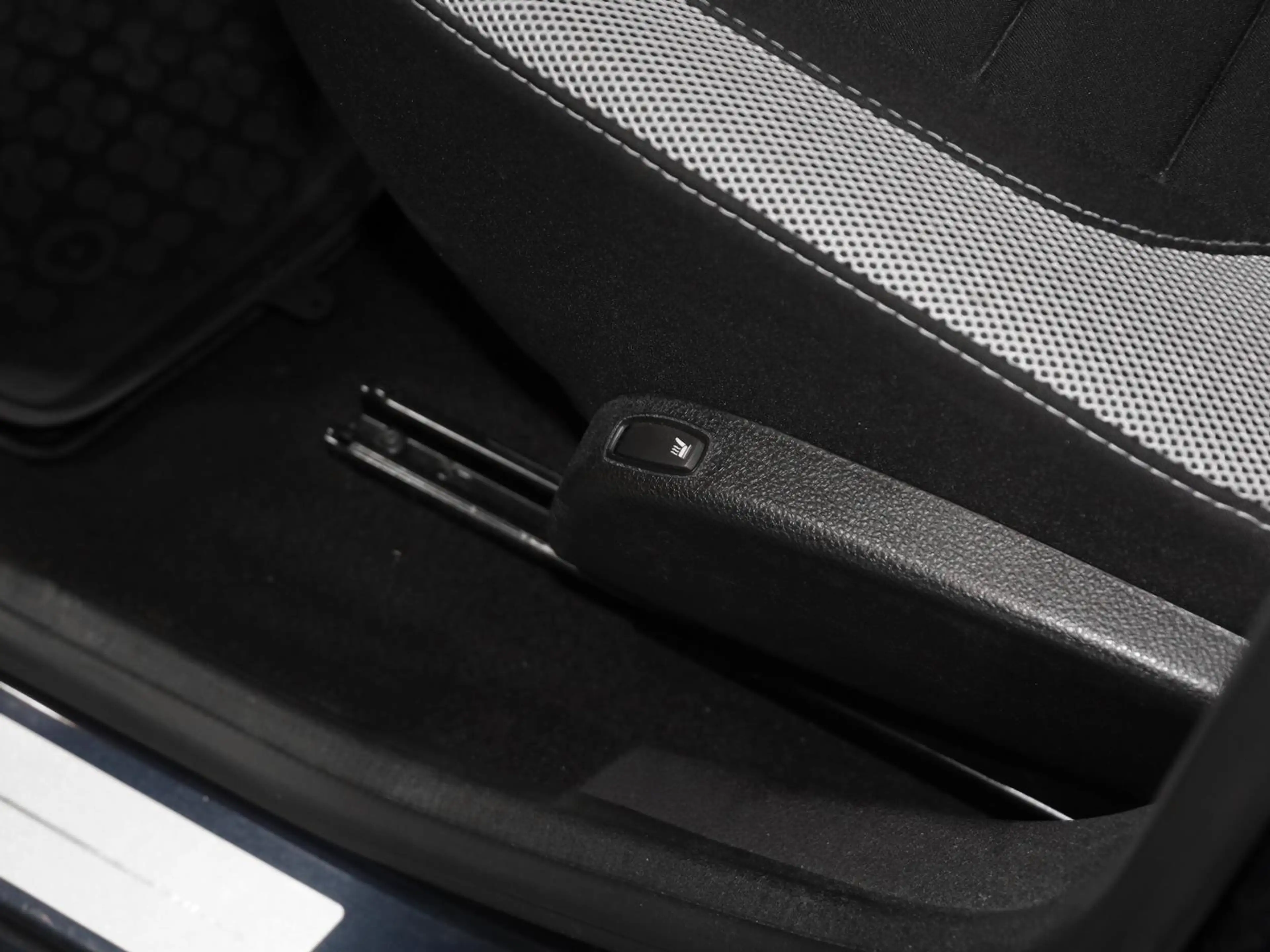 Dacia Lodgy Stepway TCe 130 7-Sitzer NAVI SHZ RFK PDC — photo 12
