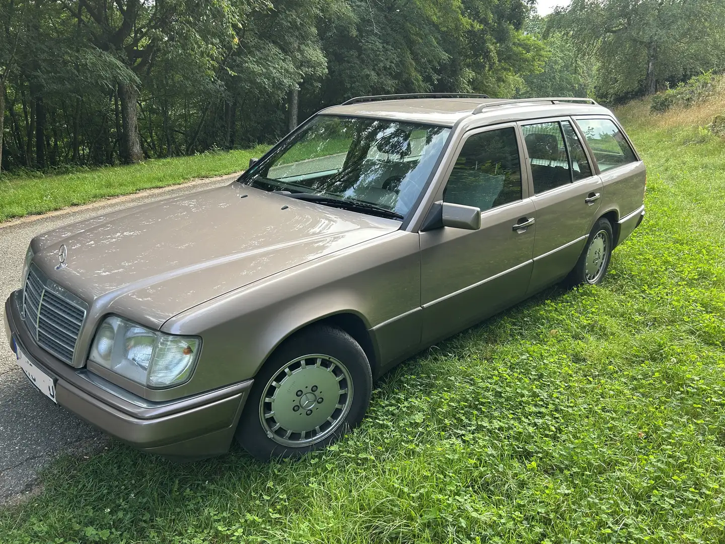 Mercedes-Benz E 220 E 220 T Hnědá - 2