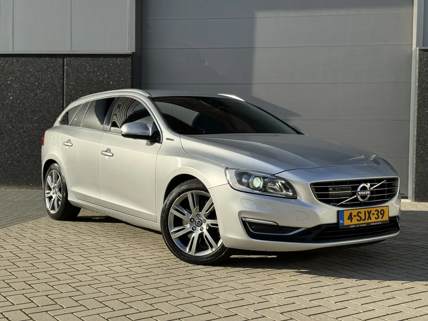 Volvo V60 2.4 D6 AWD Pl.i Sum. Grijs - 1