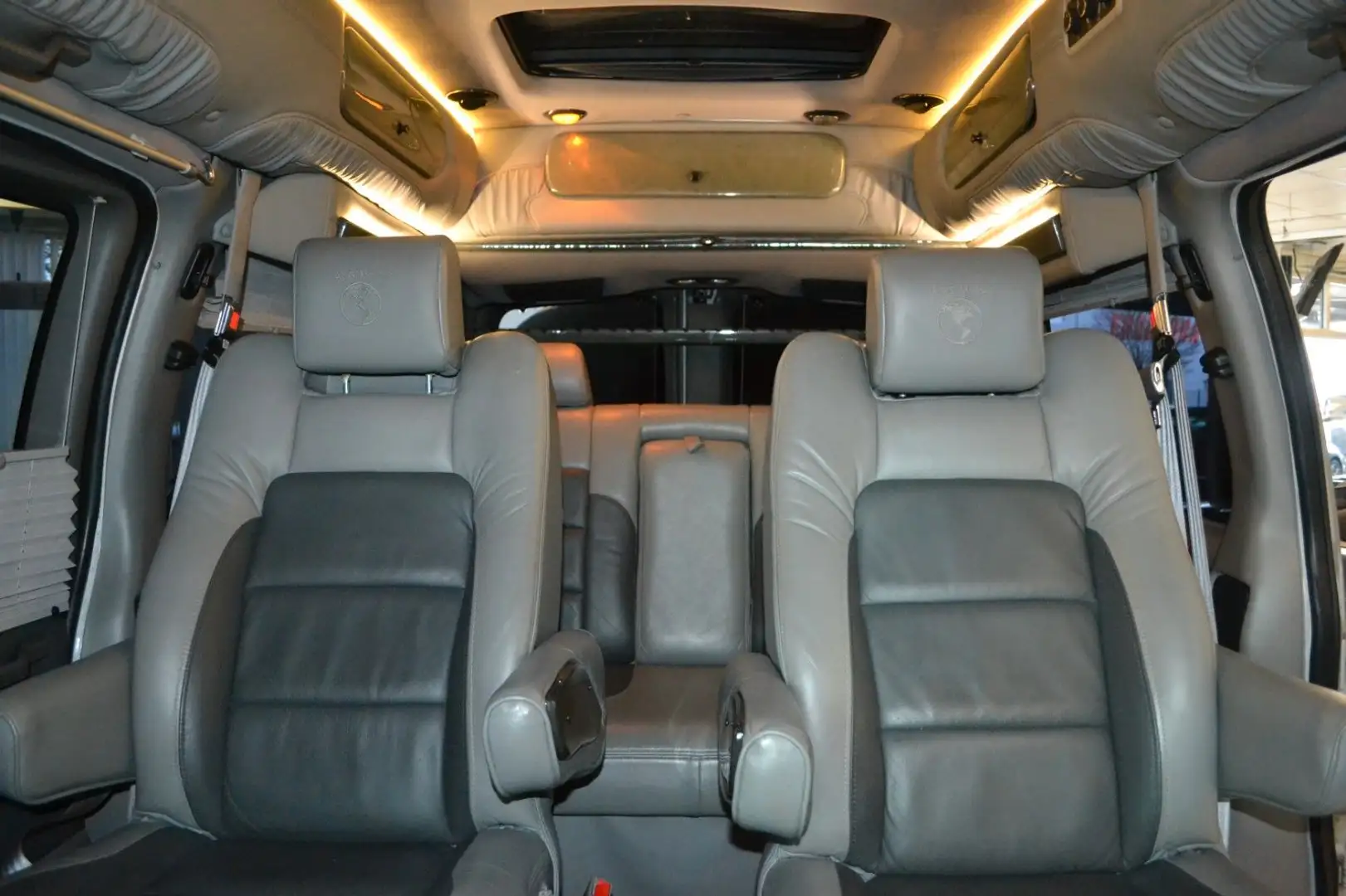 GMC Savana Express Van 5,3l V8 Explorer Limited SE Plateado - 2