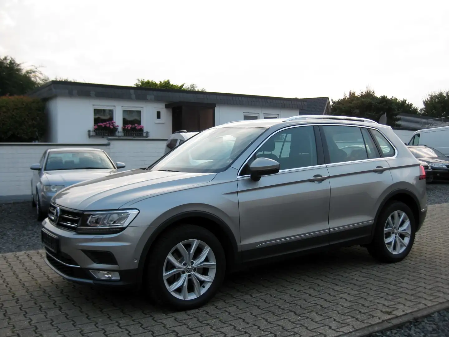 Volkswagen Tiguan 2.0 TDI SCR 4Motion DSG Highline, Navi, LED Gris - 1