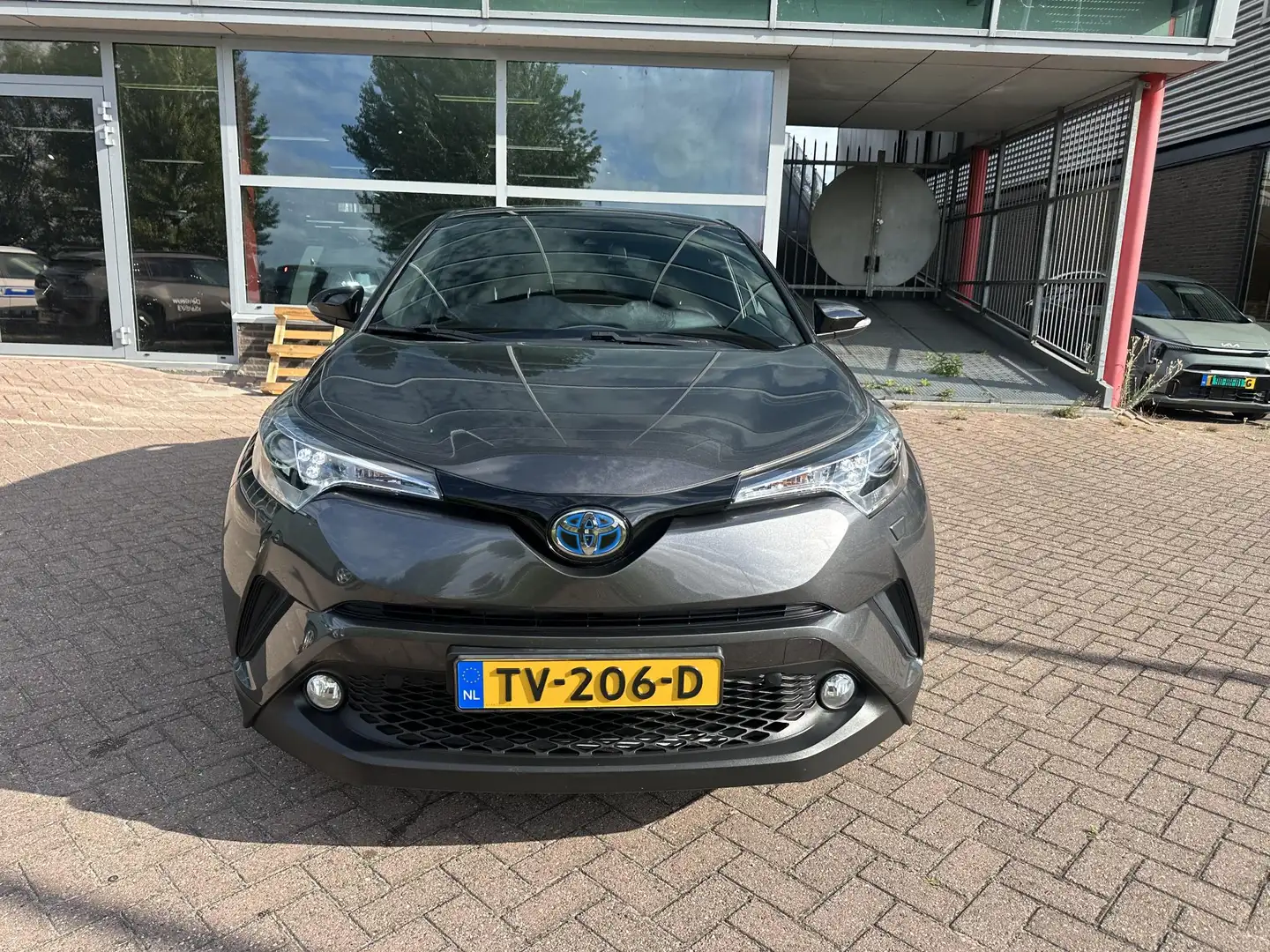 Toyota C-HR 1.8 Hybrid Bi-Tone Dealeronderhouden, Nette auto Grijs - 2