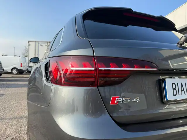 Audi RS4 view 5