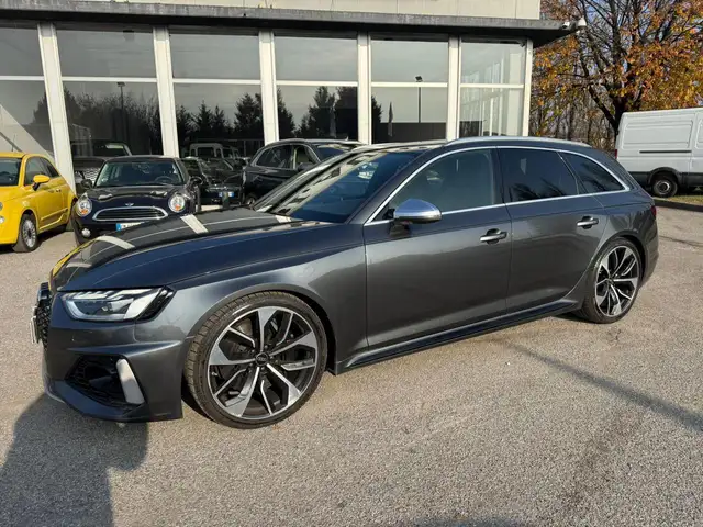 Audi RS4 view 2