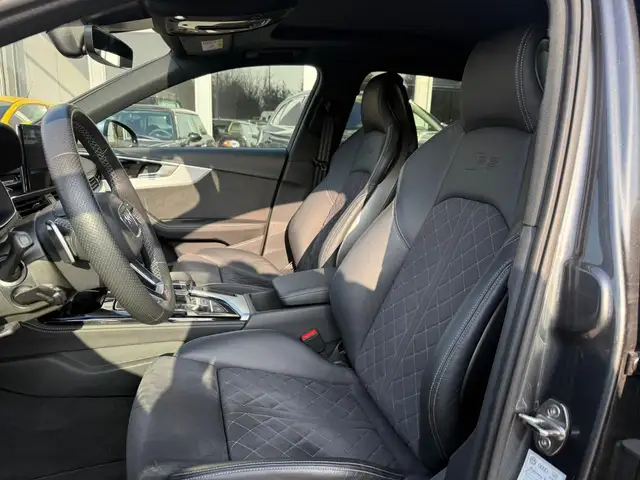 Audi RS4 view 9