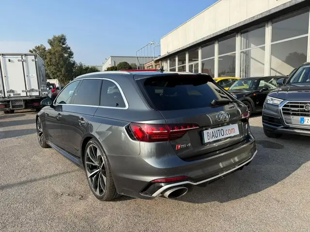 Audi RS4 view 4