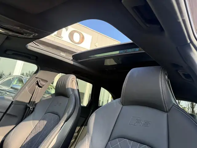 Audi RS4 view 10