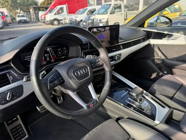 Audi RS4 view 8