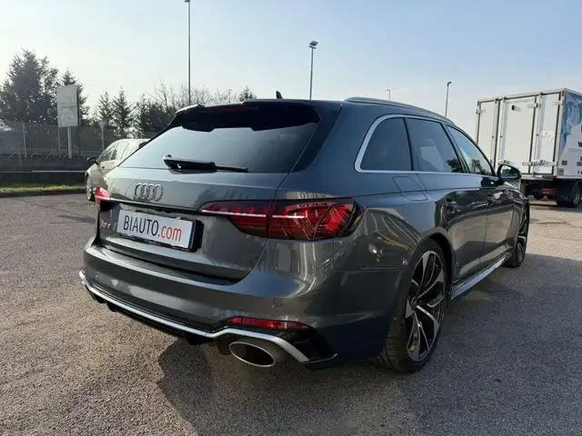 Audi RS4 view 6
