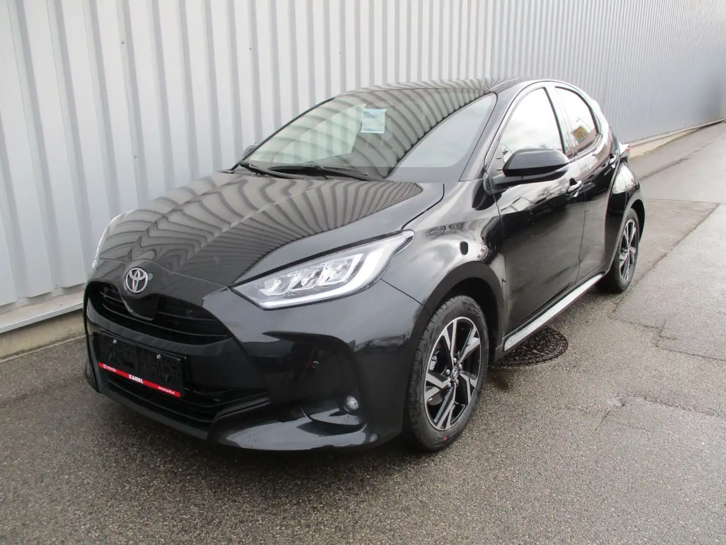 Toyota Yaris 1.5 VVT-i Hybrid Active Drive Comfort & Safety Pak Schwarz - 2