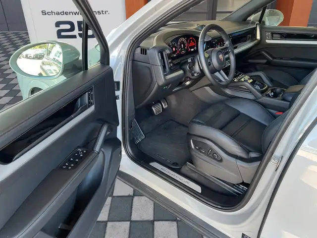 Porsche Cayenne view 5