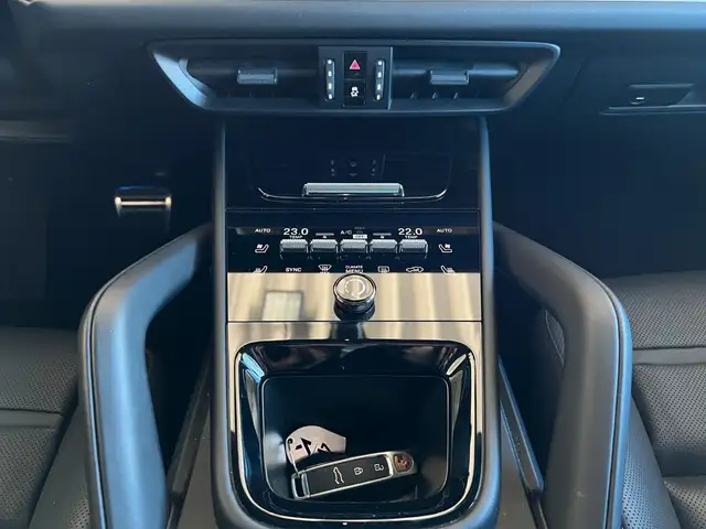 Porsche Cayenne view 9