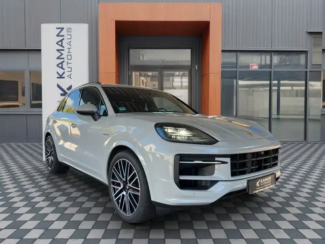 Porsche Cayenne view 4