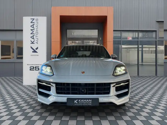 Porsche Cayenne view 3