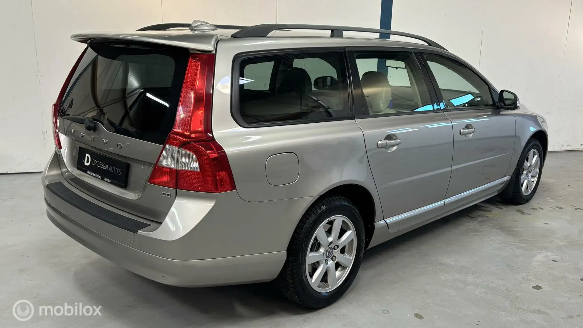 Volvo V70 3.2 Momentum AUTOMAAT / YOUNGTIMER Beige - 2